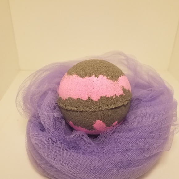 Raspberry Spun Delight 8oz Bath Bomb - Picture 1 of 1